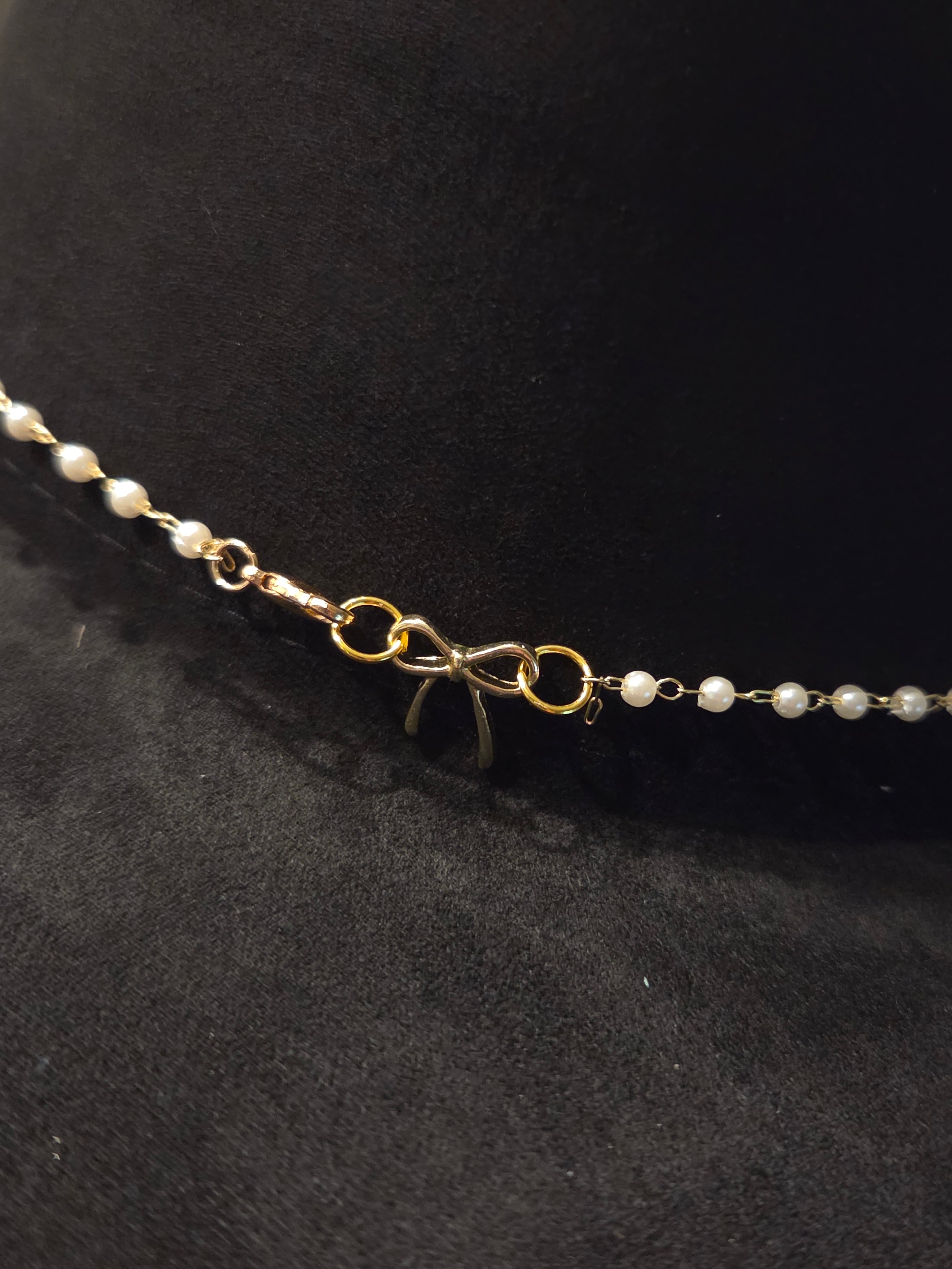 Elegant Pearl Chain & Bow Accent