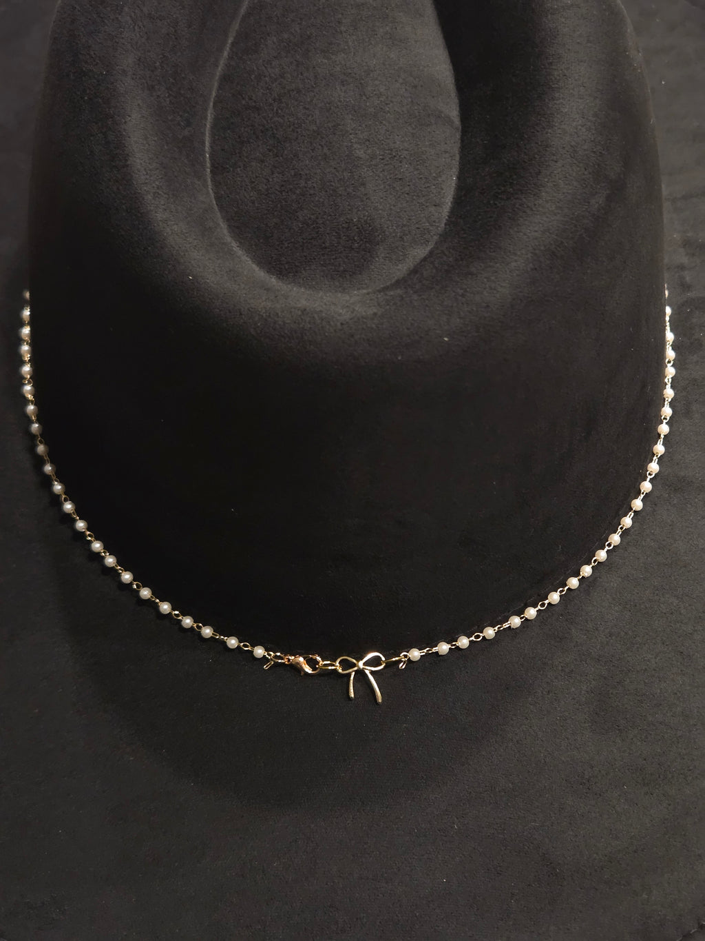 Elegant Pearl Chain & Bow Accent